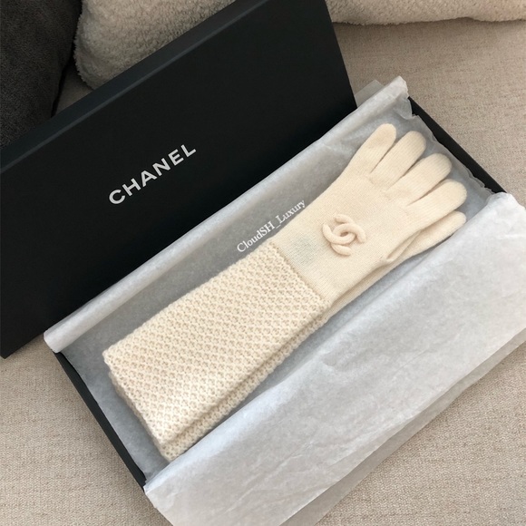 Auth New Chanel Cashmere White Mittens